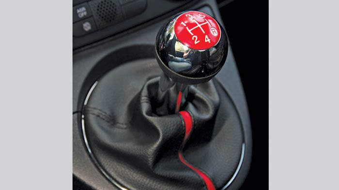 Ο κινητήρας συνδυάζεται με 5άρι χειροκίνητο κιβώτιο που δεν αφήνει το μοτέρ να ξετυλίξει όλο το εύρος των δυνατοτήτων του, ενώ είναι και σχετικά αργό.